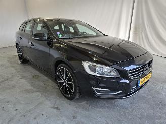 uszkodzony samochody osobowe Volvo V-60 2.4 D5 Twin Engine R-Design 2016/12