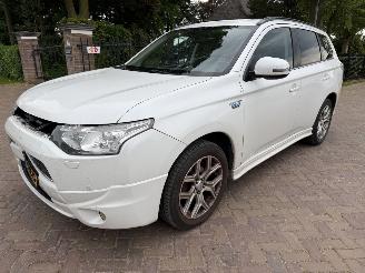 Unfallwagen Mitsubishi Outlander 2.0 PHEV Instyle 2014/10