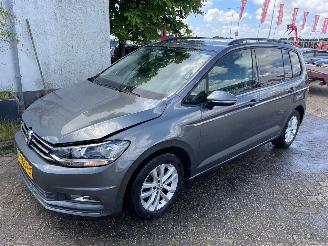 Damaged car Volkswagen Touran 1.2tsi clima/navi/pdc v+a 2017/3