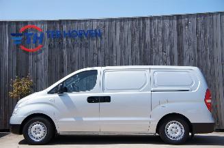 Damaged car Hyundai H-300 2.5 CRDi Lang Airco 3-Persoons Trekhaak 125KW Euro 4 2008/8