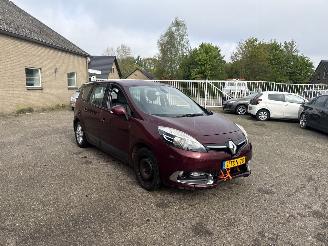 Damaged car Renault Grand-scenic 1.5 dCi Expression REST BPM €500,-!!! 2014/2