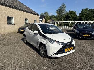 skadebil auto Toyota Aygo 1.0 VVT-i x-play 2015/2