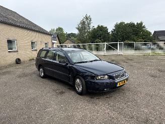 uszkodzony samochody osobowe Volvo V-70 2.4 Comfort Line 2004/6