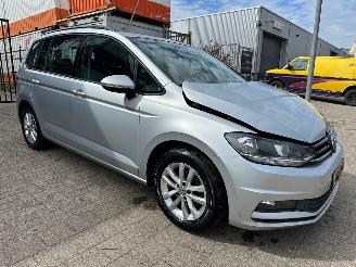 krockskadad bil auto Volkswagen Touran 1.2 TSI Trendline 7p 2018/2