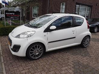 Damaged car Peugeot 107 1.0 Active 2012/9