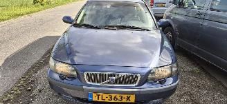 skadebil auto Volvo V-70 2.4 D 2002/6