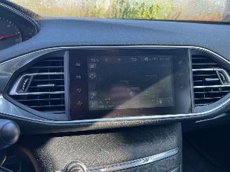 Peugeot 308 1.6 BluedHdi Pack picture 11