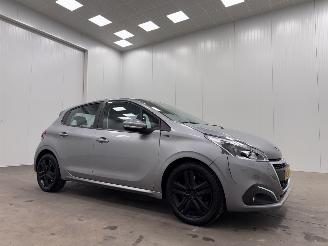Voiture accidenté Peugeot 208 1.2 PureTech Signature 5-drs Navi Airco 2018/11