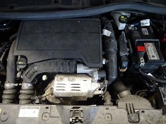 Peugeot 2008 1.2THP picture 5