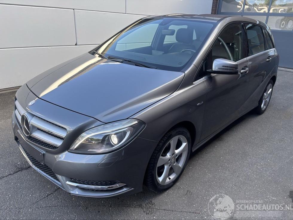 Mercedes B-klasse 180 B 180 Automaat | Half leder | Trekhaak | Bi-Xenon | Cruise
