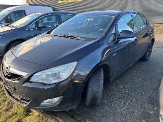 Vaurioauto  passenger cars Opel Astra Astra J Hatchback - 1.4 16V ecoFLEX Hatchback 4Dr Benzine 1.398cc 74kW (101pk) FWD 2009-12/2015-10 (PC6EB; PC6ET; PD6EB; PD6ET; PE6EB; PF6EB) A14XER 2010/11