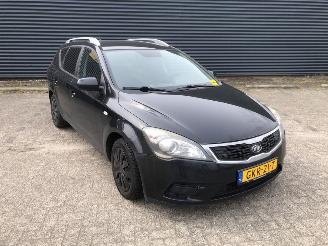 Damaged car Kia Cee d Cee\'d Sporty Wagon (EDF) Combi 2007 / 2012 - 1.6 CVVT 16V Combi/o  Benzine 1.596cc 92kW (125pk) FWD 2009-06/2012-12 (EDF5PH; EDF5PI) G4FC 2010/1