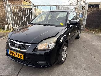 krockskadad bil auto Kia Rio Rio II (DE) Hatchback 2005 / 2011 - 1.4 16V Hatchback  Benzine 1.399cc 71kW (97pk) FWD 2005-03/2011-12  G4EE 2011/11