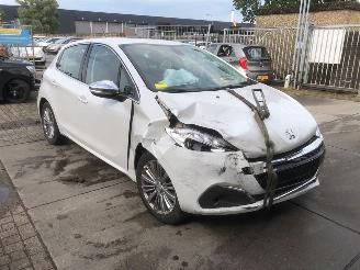 skadebil auto Peugeot 208 208 I (CA/CC/CK/CL) Hatchback 2012 / 2019 - 1.2 12V e-THP PureTech 110 Hatchback  Benzine 1.199cc 81kW (110pk) FWD 2013-01/2019-12 (CAHNZ; CCHNZ) EB2DT; HNZ 2016/8