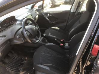 Peugeot 208  picture 5