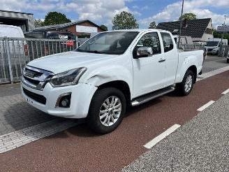 damaged commercial vehicles Isuzu D-Max 1.9D 120KW EXTRA CAB  AUTM.  AIRCO KLIMA EURO6 4WD 2019/12