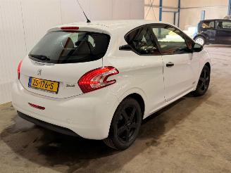 krockskadad bil auto Peugeot 208 1.0 Vti 12V PureTech Hatchback  Benzine 999cc 50kW (68pk) FWD 2014/2