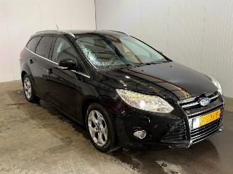 Vaurioauto  passenger cars Ford Focus 1.0 Ti-VCT EcoBoost 12V 125 Combi/o  Benzine 998cc 92kW (125pk) FWD 2012/10
