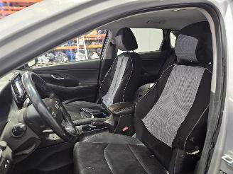 Hyundai I-30 1.6 CRDi 16V VGT Hatchback  Diesel 1.582cc 81kW (110pk) FWD picture 11