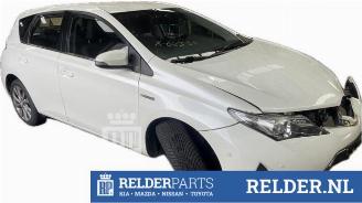 Vrakbiler auto Toyota Auris Auris (E18), Hatchback 5-drs, 2012 / 2019 1.8 16V Hybrid 2013/1