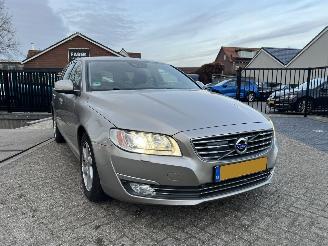 skadebil auto Volvo V-70 2.0 T4 Inscription Edition Pano 2015/9
