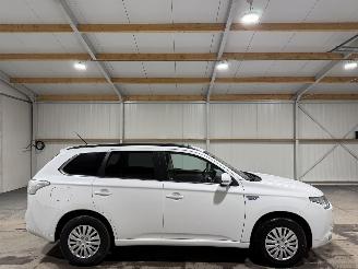skadebil auto Mitsubishi Outlander 2.0PHEV 89kW AWD Automaat Instyle+ Schuifkanteldak 2014/3