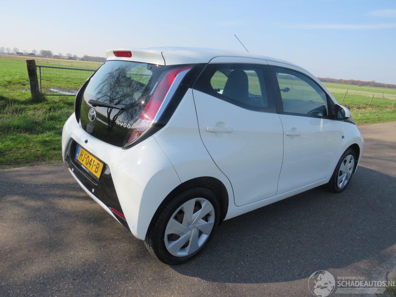 Toyota Aygo 1.0 VVT-I X Play Airco navigatie achter uit camera 2015