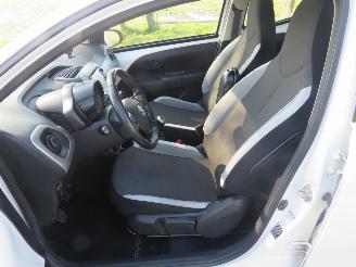 Toyota Aygo 1.0 VVT-I X Play  Airco navigatie achter uit camera 2015 picture 14