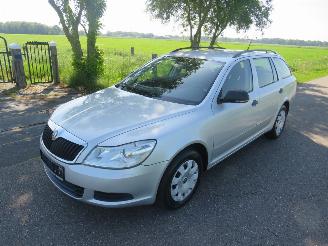 Vaurioauto  passenger cars Skoda Octavia 14 TSI 109.000KM Airco 2010 parkeerschade 2010/4