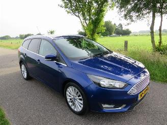 Voiture accidenté Ford Focus 1.0 92 Kw  125 pk Titanium Edition Navigatie  Schadevrij  Top Staat  2015-12 top 2015/12