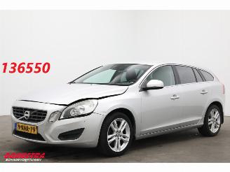 Unfallwagen Volvo V-60 1.6 T3 Aut. Momentum Navi Clima Cruise PDC 141.308 km! 2013/5