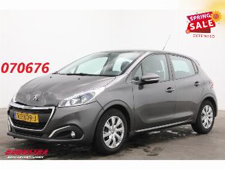 Damaged car Peugeot 208 1.2 PureTech Blue Lion 5-DRS Navi Airco Cruise PDC 41.267 km! 2017/11