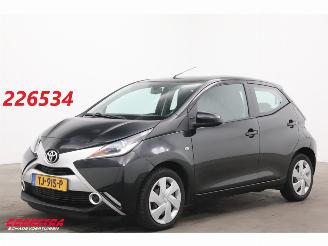 occasion passenger cars Toyota Aygo 1.0 VVT-i x-play Aut. Airco Camera Bluetooth 98.797 km! 2016/12