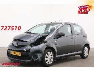 Schadeauto Toyota Aygo 1.0 VVT-i Now 5-DRS Navi Airco 96.456 km! 2013/9