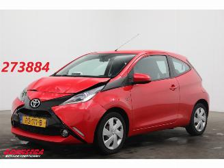 Schadeauto Toyota Aygo 1.0 VVT-i x-play Aut. Bluetooth Airco Cruise Camera 2017/9