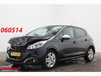 krockskadad bil auto Peugeot 208 1.2 PT Signature Navi Airco Cruise PDC 134.559 km! 2019/7