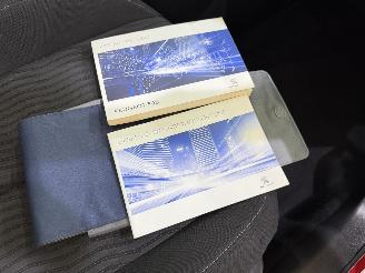 Peugeot 308 HB 1.2 PureTech Blue Lease Executive picture 18