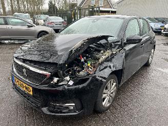 uszkodzony samochody osobowe Peugeot 308 1.2 PureTech   5 drs 2021/6