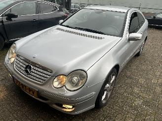 Vaurioauto  passenger cars Mercedes C-klasse Sportcoupe 160   ( 120613 Km ) 2005/8