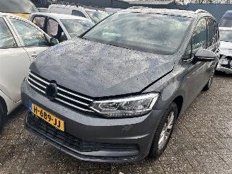 krockskadad bil auto Volkswagen Touran 1.5 TSI  highline  7 Persoons 2019/5