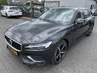uszkodzony samochody osobowe Volvo V-60 2.0 T6 AWD  Recharge Plug-in Hybird Ultra Bright ( Leer-Panoramadak ) 2025/3