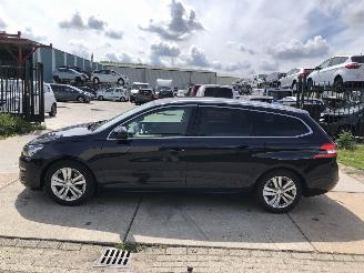 Damaged car Peugeot 308 1.6HDI 88kW E5 AIRCO, NAV, Pano, 2014/9