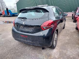 Peugeot 208  picture 12