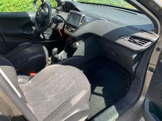 Peugeot 208 1.2 VTI picture 12