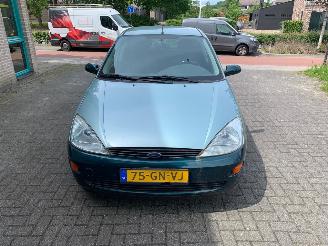 krockskadad bil auto Ford Focus 1.6 16V 2001/1