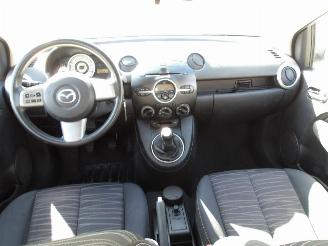 Mazda 2  picture 2