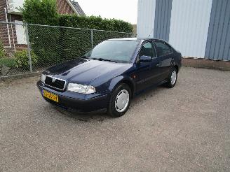 krockskadad bil auto Skoda Octavia 1.6 Airco Radio/CD 2000/9