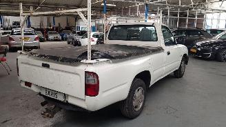 Toyota Hilux 2.5 D4-D   2WD    90 16V PICK-UP  DSL 2.494CC 65KW 88PK NAP... picture 4