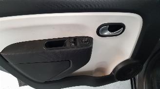 Renault Twingo 1.0 SCE 12V 4DRS BENZ 999CC 52KW 71PK picture 8