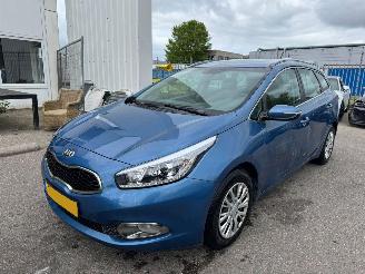krockskadad bil auto Kia Cee d Sportswagon 1.6 GDI Plus Pack 2013/4